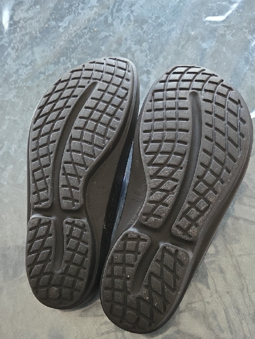 OOFOS Women's OOlala Flip-Flops in Black with Iridescent Purple Strap - Picture 2 of 3